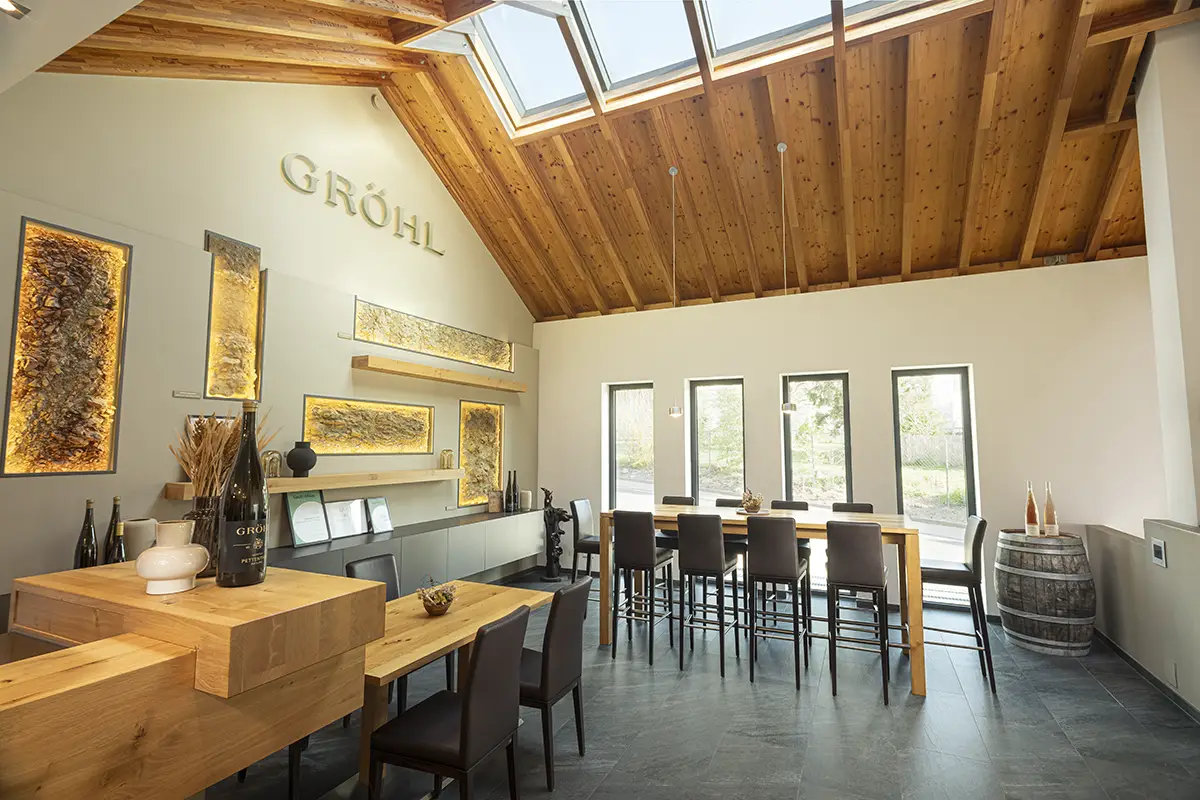 Der Verkostungsraum im Weingut Gröhl mit stilvoller Einrichtung, großen Fenstern und modernem Ambiente für Weinproben.
